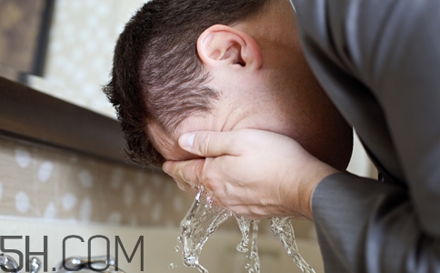 男士如何祛痘？男士祛痘方法有哪些？