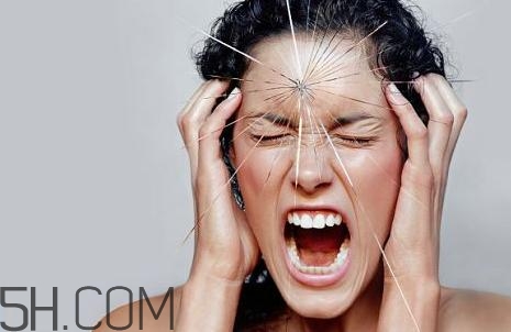 焦慮癥會(huì)引發(fā)哪些并發(fā)癥？焦慮癥會(huì)引發(fā)哪些身體疾?。?></center><p>傾訴方法</p><p>輕松是解決心理焦慮的一種很好方法，通過傾訴可以把我們內(nèi)心的想法都表達(dá)出來。讓被傾訴者成為你的支持者，幫你度過難關(guān)，遠(yuǎn)離焦慮。</p><p>保持樂觀</p><p>對(duì)自己充滿自信，會(huì)讓我們面對(duì)各種困難都能夠克服，從而化解心理焦慮。當(dāng)你缺乏自信的時(shí)候，不妨進(jìn)行自我暗示。</p><p>轉(zhuǎn)移注意力</p><p>如果覺得最近心煩，可以通過轉(zhuǎn)移注意力來使身心松弛，讓你暫時(shí)緩解心理壓力。轉(zhuǎn)移注意力可以聽聽音樂、戶外走動(dòng)等。</p><center><img src=