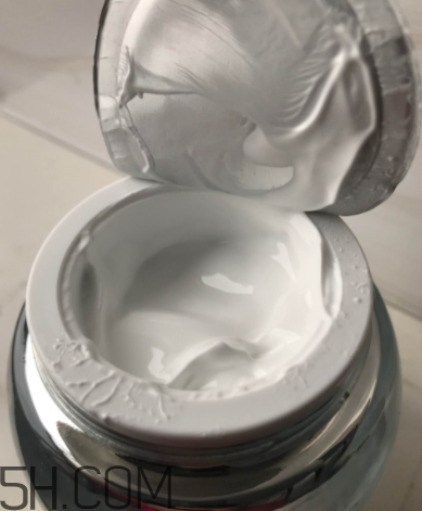 歐詩漫珍珠水光素顏霜油不油？歐詩漫珍珠素顏霜適合膚質