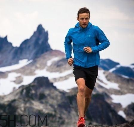 始祖鳥沖鋒衣多少錢？始祖鳥沖鋒衣價格