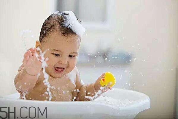 冬天皮膚干燥用什么沐浴乳？冬天使用沐浴乳的注意事項(xiàng)有哪些？