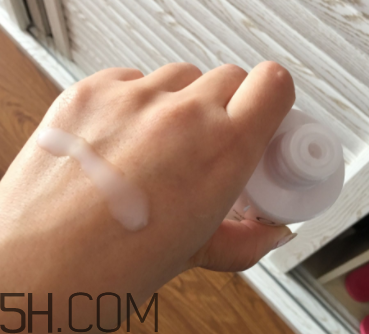 歐詩漫珍珠白柔膚水什么功效_歐詩漫柔膚水的作用 歐詩漫珍珠白柔膚水什么功效_歐詩漫柔膚水的作用