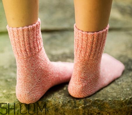 襪子洗完發(fā)硬怎么回事？為什么襪子洗完變硬？