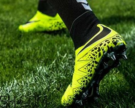 足球鞋長釘好還是碎釘好？足球鞋長釘碎釘區(qū)別