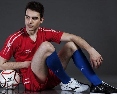 足球鞋磨腳后跟怎么辦？足球鞋磨大腳趾怎么辦？