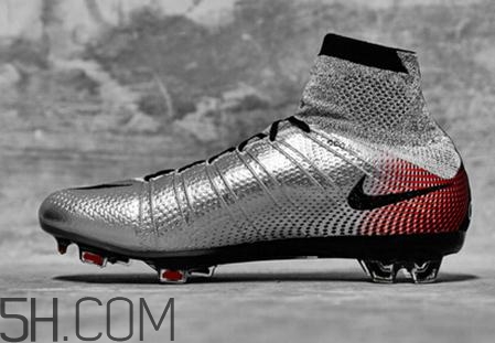 足球鞋要買大一碼嗎？足球鞋會不會越穿越大？