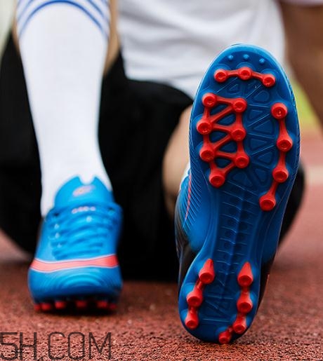 足球鞋怎么清洗？足球鞋可以用水洗嗎？