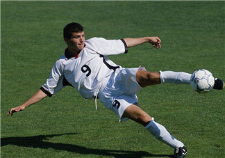 足球鞋能平時(shí)穿嗎？足球鞋可以用來(lái)跑步嗎？