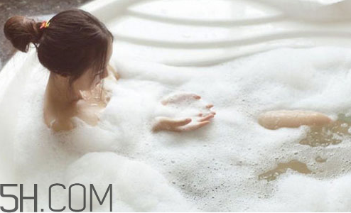 冬天皮膚干燥用什么沐浴乳？冬天使用沐浴乳的注意事項(xiàng)有哪些？
