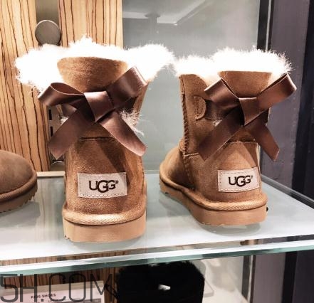 ugg雪地靴要穿襪子嗎？ugg是光腳穿嗎？