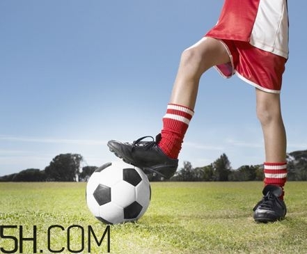 踢足球有哪些技巧？踢足球有哪些注意事項？