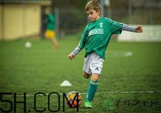 踢足球有哪些技巧？踢足球有哪些注意事項？