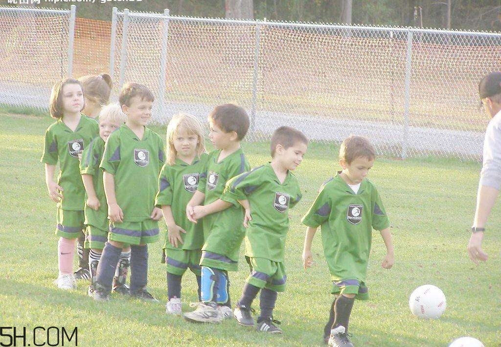 踢足球有哪些技巧？踢足球有哪些注意事項？