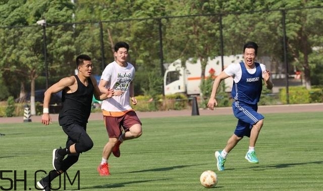 踢足球有哪些技巧？踢足球有哪些注意事項？