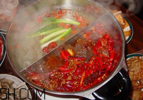 食道癌由什么原因引起的？食道癌晚期有什么癥狀？