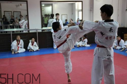 跆拳道和散打哪個(gè)厲害？跆拳道和散打的區(qū)別？