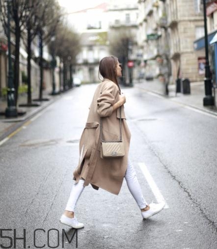 羊絨大衣配什么包包？羊絨大衣搭配什么包好看？