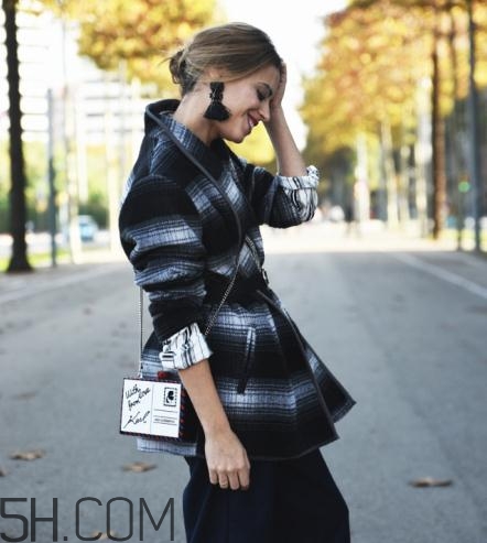 羊絨大衣配什么包包？羊絨大衣搭配什么包好看？