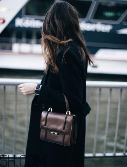 羊絨大衣配什么包包？羊絨大衣搭配什么包好看？