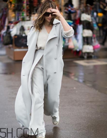 羊絨大衣里面怎么搭配？羊絨大衣搭配什么打底衫？