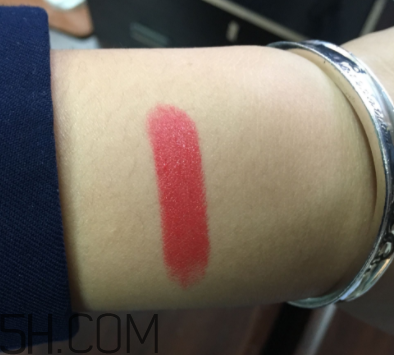 倩碧小方唇膏卡唇紋嗎？06號(hào)適合黃皮嗎？