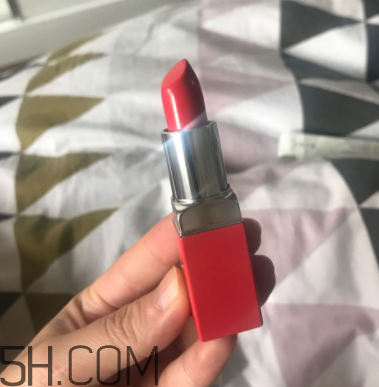 倩碧小方唇膏卡唇紋嗎？06號(hào)適合黃皮嗎？