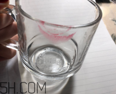 倩碧小方唇膏持久度如何？沾杯嗎？