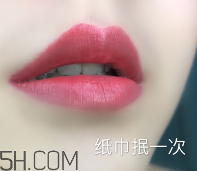 倩碧小方唇膏持久度如何？沾杯嗎？