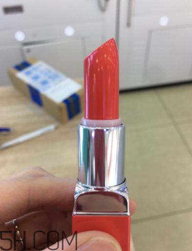 倩碧小方唇膏持久度如何？沾杯嗎？