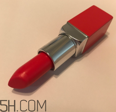 倩碧小方唇膏持久度如何？沾杯嗎？