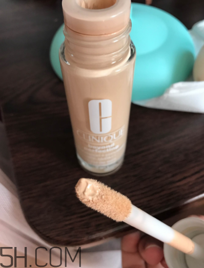 倩碧魔妝點點棒哪個色號最白？真人試色