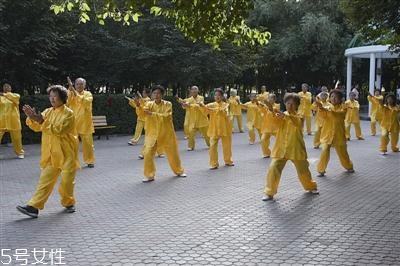 太極拳能治病嗎？太極拳能治什么?。?></p><h3>太極拳對(duì)身體部位的好處</h3><p>1、腿腳</p><p>太極拳相當(dāng)于對(duì)骨骼進(jìn)行力量訓(xùn)練，能明顯增強(qiáng)腿腳骨骼和肌肉力量。</p><p>2、肺部</p><p>增加肺活量、降低嗜煙者對(duì)吸煙的渴望</p><p>3、背部</p><p>加強(qiáng)背肌力量，且對(duì)背部傷害較小</p><p>4、頭腦</p><p>促使腦部釋放內(nèi)啡肽，使心情愉悅</p><p style=