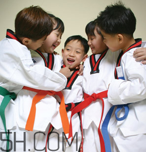 戴眼鏡可以學(xué)跆拳道嗎？高度近視可以學(xué)跆拳道嗎？