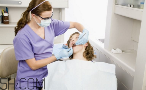 戴牙套可以洗牙嗎？洗牙多久一次？