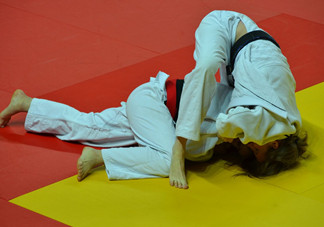 女生學(xué)柔道好嗎？女生學(xué)柔道好還是跆拳道好？