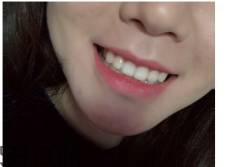 倩碧小方唇膏卡唇紋嗎？06號(hào)適合黃皮嗎？