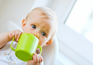 小兒肺炎的癥狀表現(xiàn)有哪些？小兒肺炎應(yīng)該怎么治療？