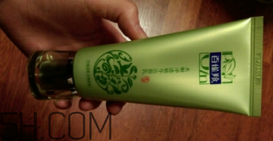 百雀羚泡沫潔面乳洗后緊繃嗎？適合干皮嗎？