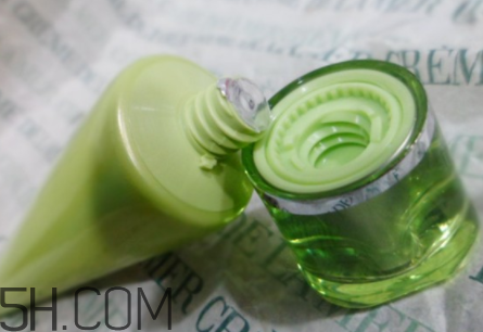 百雀羚泡沫潔面乳洗后緊繃嗎？適合干皮嗎？