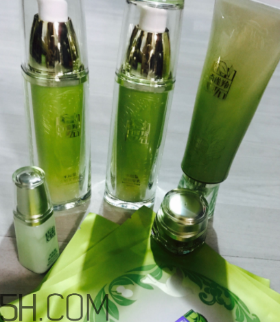 百雀羚水能量套盒適合油皮嗎？適合秋冬用嗎？