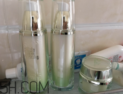 百雀羚至臻皙白組合套裝包含哪些？什么功效？