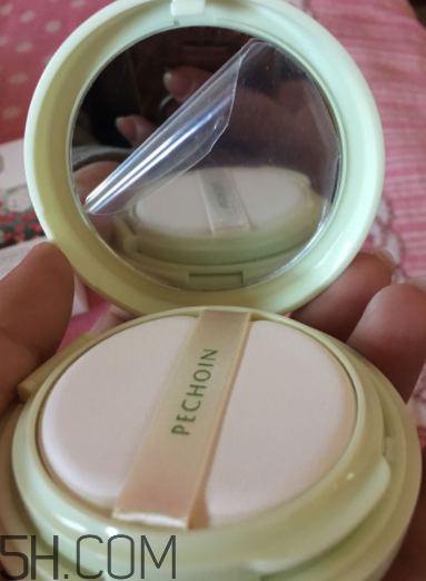 百雀羚氣墊BB霜浮粉嗎？適合干皮嗎？