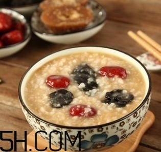 更年期來臨的信號(hào)有哪些？更年期期間的飲食有什么禁忌？