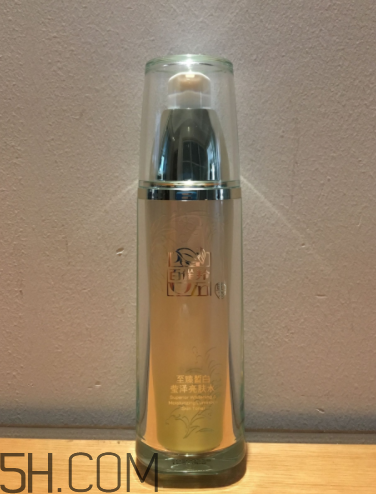 百雀羚亮膚水是清潔水嗎？適合油皮嗎？