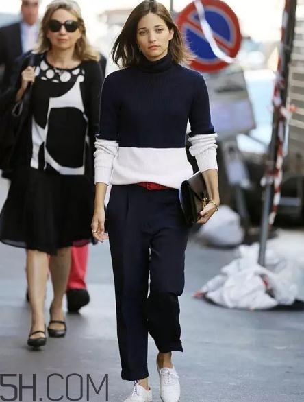 高領(lǐng)毛衣搭配什么褲子？高領(lǐng)毛衣下面穿什么？