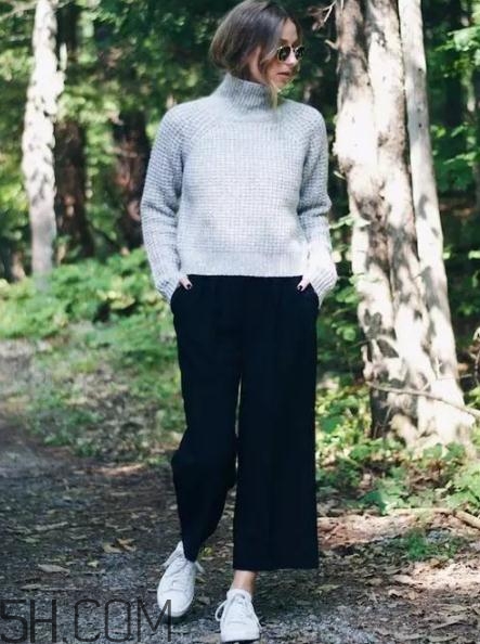 高領(lǐng)毛衣搭配什么褲子？高領(lǐng)毛衣下面穿什么？