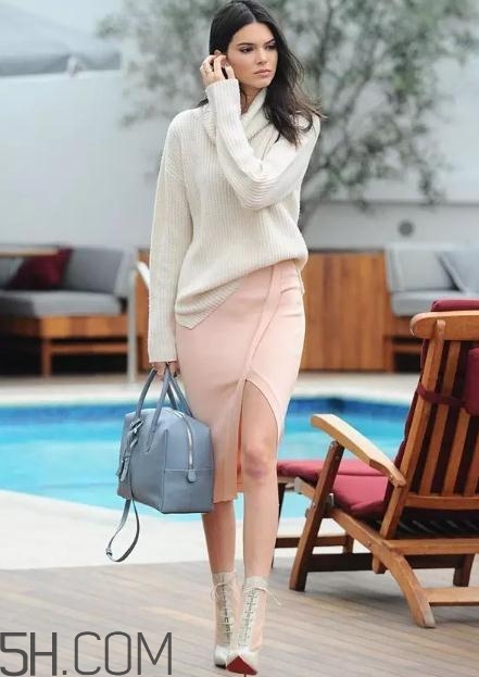 高領(lǐng)毛衣搭配什么褲子？高領(lǐng)毛衣下面穿什么？