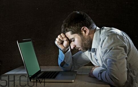 男性經(jīng)常熬夜有哪些危害？男性常熬夜對(duì)身體危害有哪些？