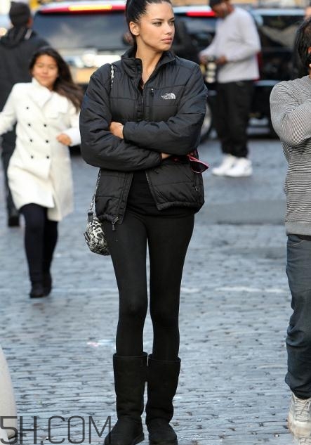 雪地靴搭配什么衣服？雪地靴搭配衣服圖片