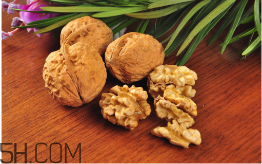 吃石榴牙齒變黑怎么回事？吃核桃牙齒變黑怎么回事？